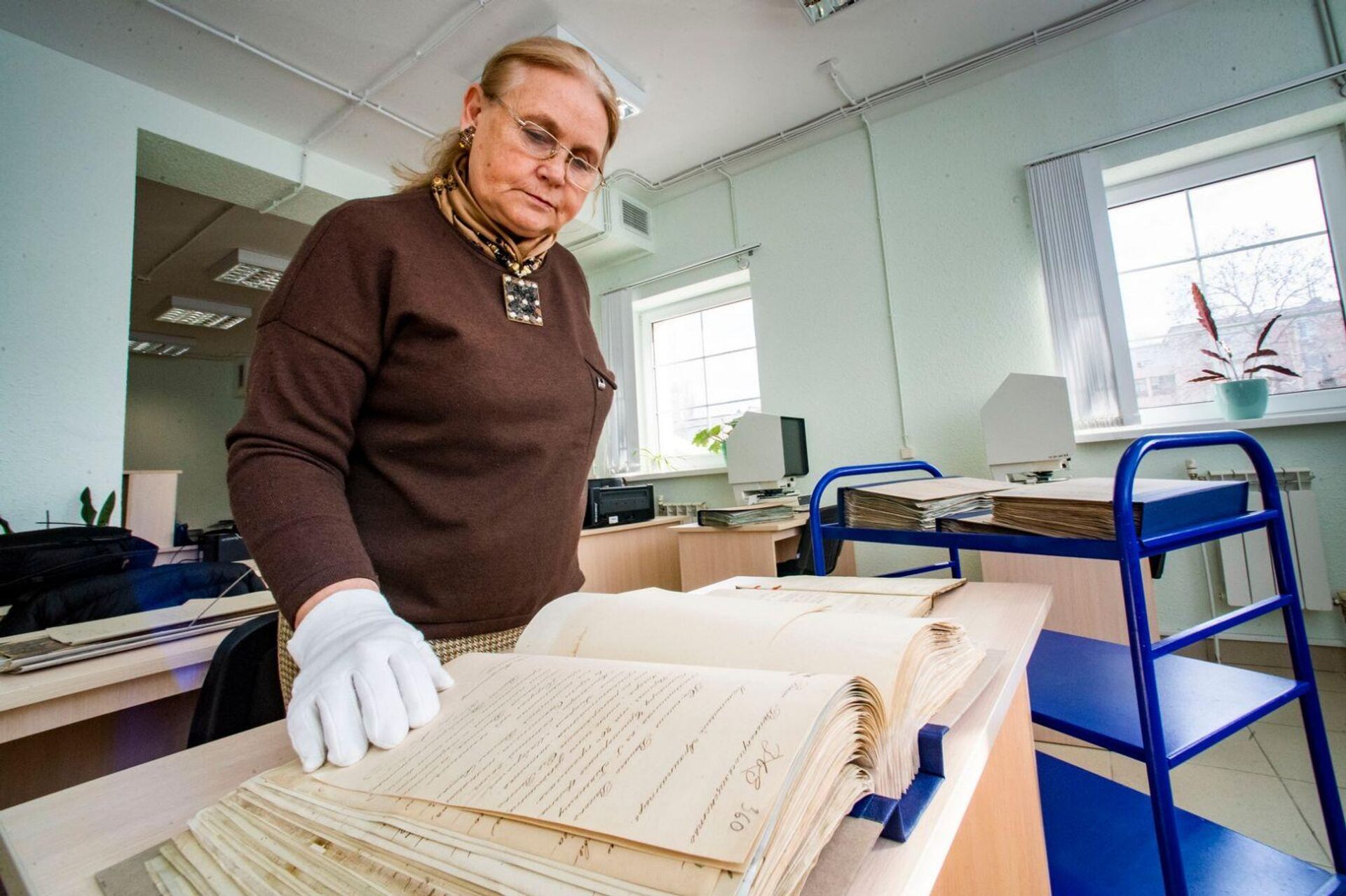 Архивист работает с особо ценными документами из фондов - РИА Новости, 1920, 09.03.2023