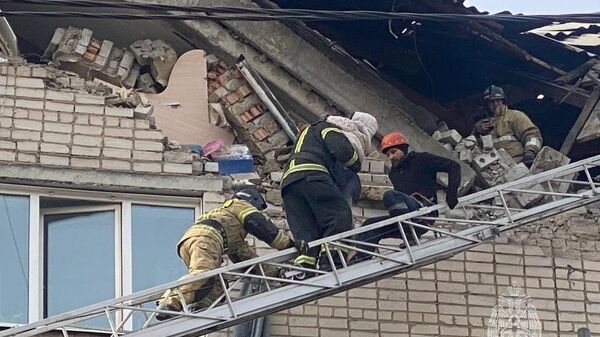 Спасение ребенка из-под завалов дома в Чите после взрыва бытового газа