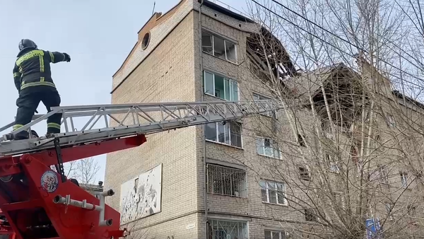 Спасатели работают на месте взрыва бытового газа в многоэтажке в Чите