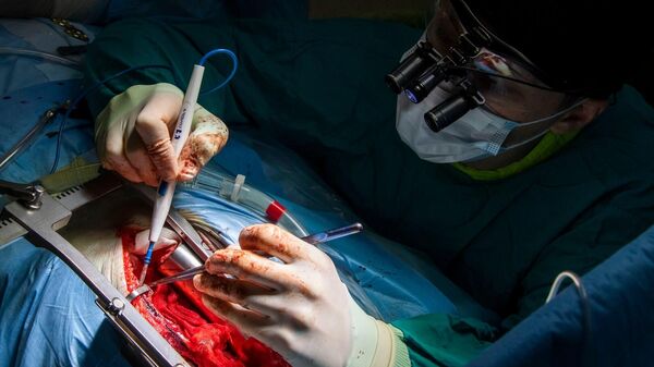 Кардиологи оперируют пациента в РБК Семашко
