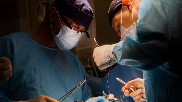 Кардиологи оперируют пациента в РБК Семашко