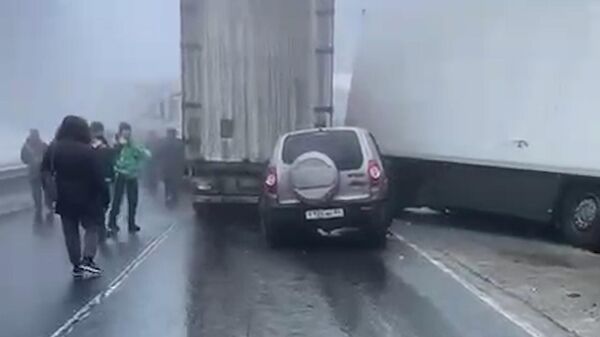 Последствия столкновения более 20 машин на трассе в Саратовской области