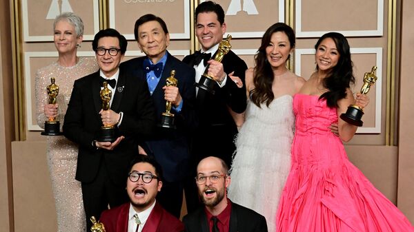 Актеры и съемочная группа фильма Все везде и сразу во время 95-й ежегодной церемонии вручения премии Оскар
