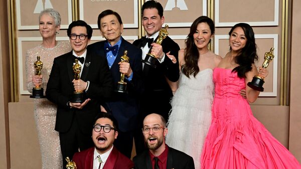 Актеры и съемочная группа фильма Все везде и сразу во время 95-й ежегодной церемонии вручения премии Оскар
