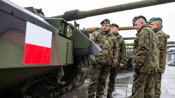 Польские военные осматривают в порту Гдыни прибывшие южнокорейские танки  К2 и гаубицы К9