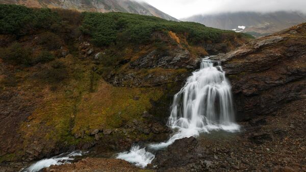 Водопад на реке Тахколоч в районе горного массива Вачкажец на Камчатке.