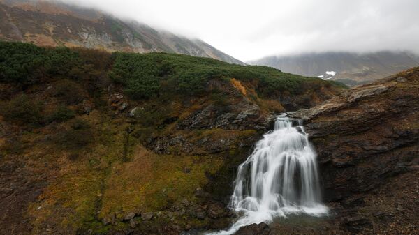 Водопад на реке Тахколоч в районе горного массива Вачкажец на Камчатке.
