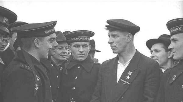 Иван Яцуненко с моряками-черноморцами на открытии Диорамы. 