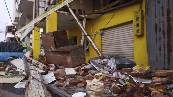 Обломки разрушенных домов после землетрясения в Мачале, Эквадор