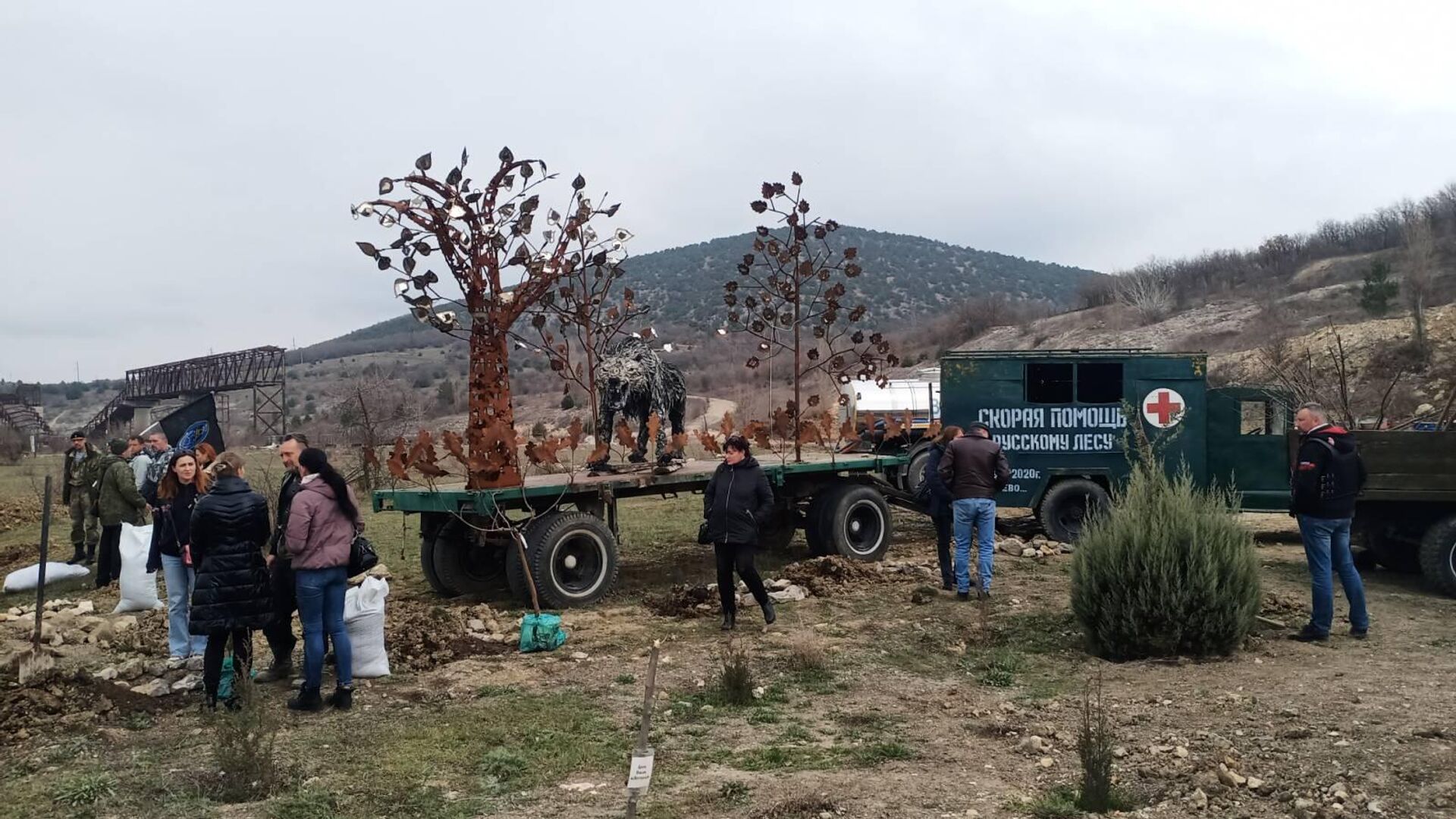 Байкеры и ополченцы высадили Русский лес на горе Гасфорта в Севастополе -  РИА Новости Крым, 19.03.2023