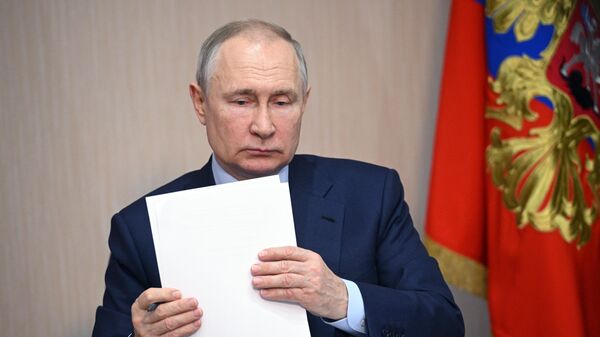 Путин принимает участие в совещании с представителями МВД