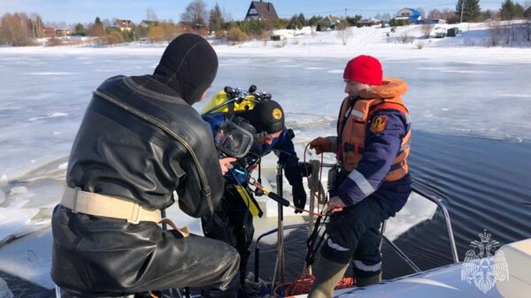 Водолазные работы в Ярославской области, где под лед провалились 5 человек