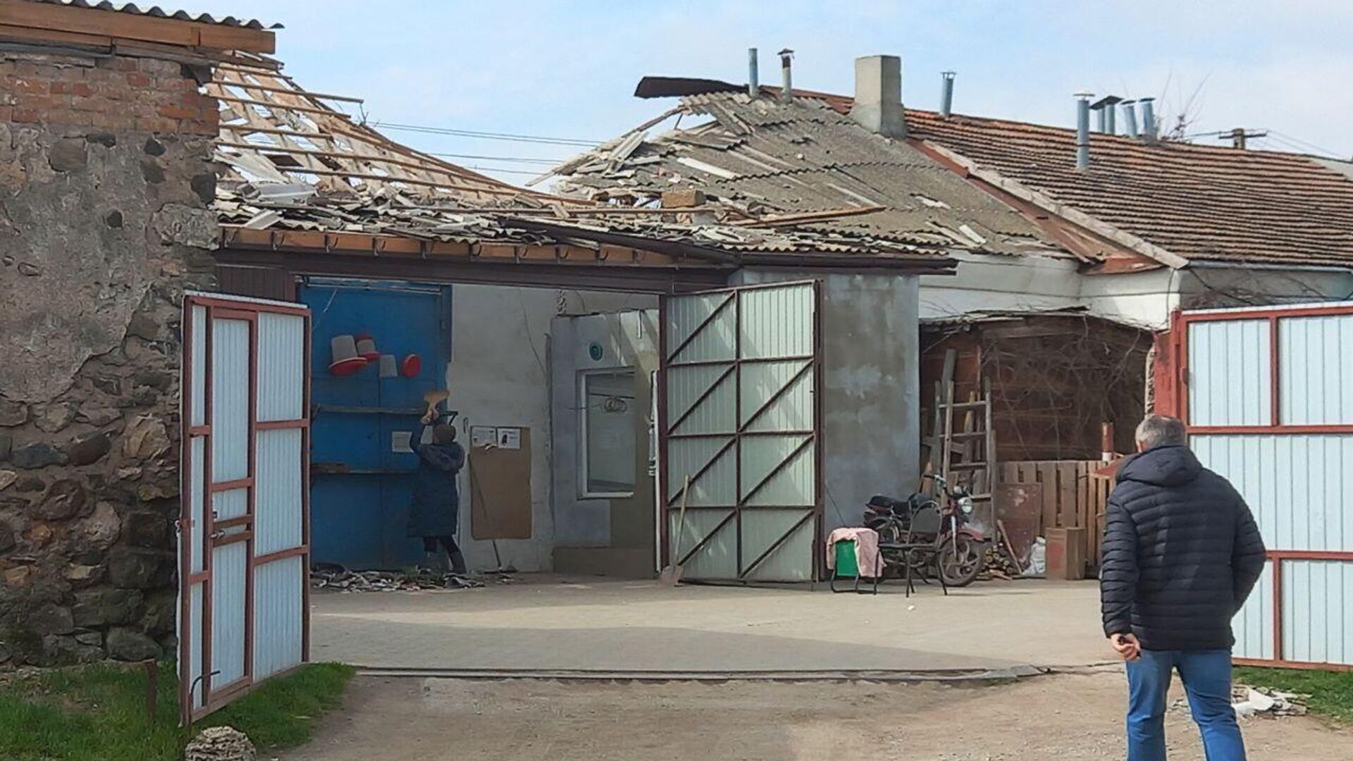 Магазин в Джанкое, крышу которого разрушили обломки беспилотника - РИА Новости, 1920, 25.03.2023
