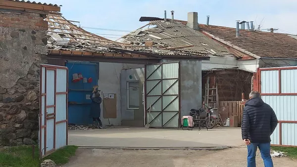 Магазин в Джанкое, крышу которого разрушили обломки беспилотника