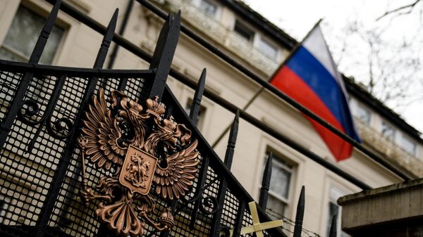 Герб на ограде здания российского посольства в Лондоне.