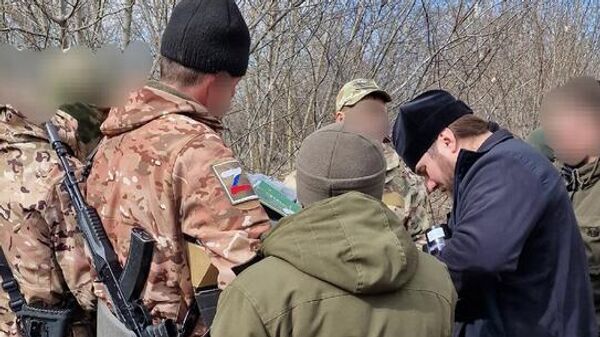 Отец Дмитрий Кротков с бойцами в зоне СВО