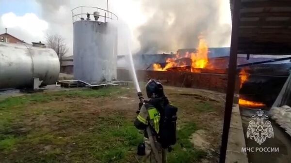Тушение крупного пожара в ангарах с целлюлозной продукцией в Аксае Ростовской области. Скриншот видео МЧС РФ