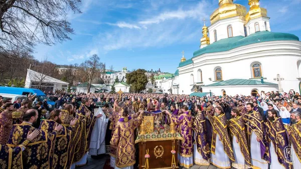 Эта служба может стать последней: тысячи верующих пришли в Киево-Печерскую лавру