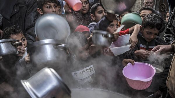 В ожидании раздачи супа во время Рамадана в Газе 
