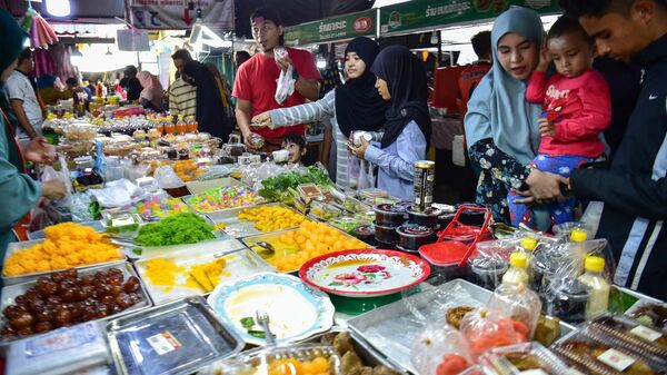 Люди покупают еду на рынке перед началом поста во время священного для мусульман месяца Рамадан в южной тайской провинции Наратхиват