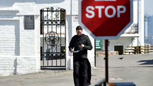 Священник у входа в Киево-Печерскую Лавру. Фото AFP