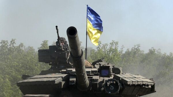 Украинские военные едут на танке. Фото AFP