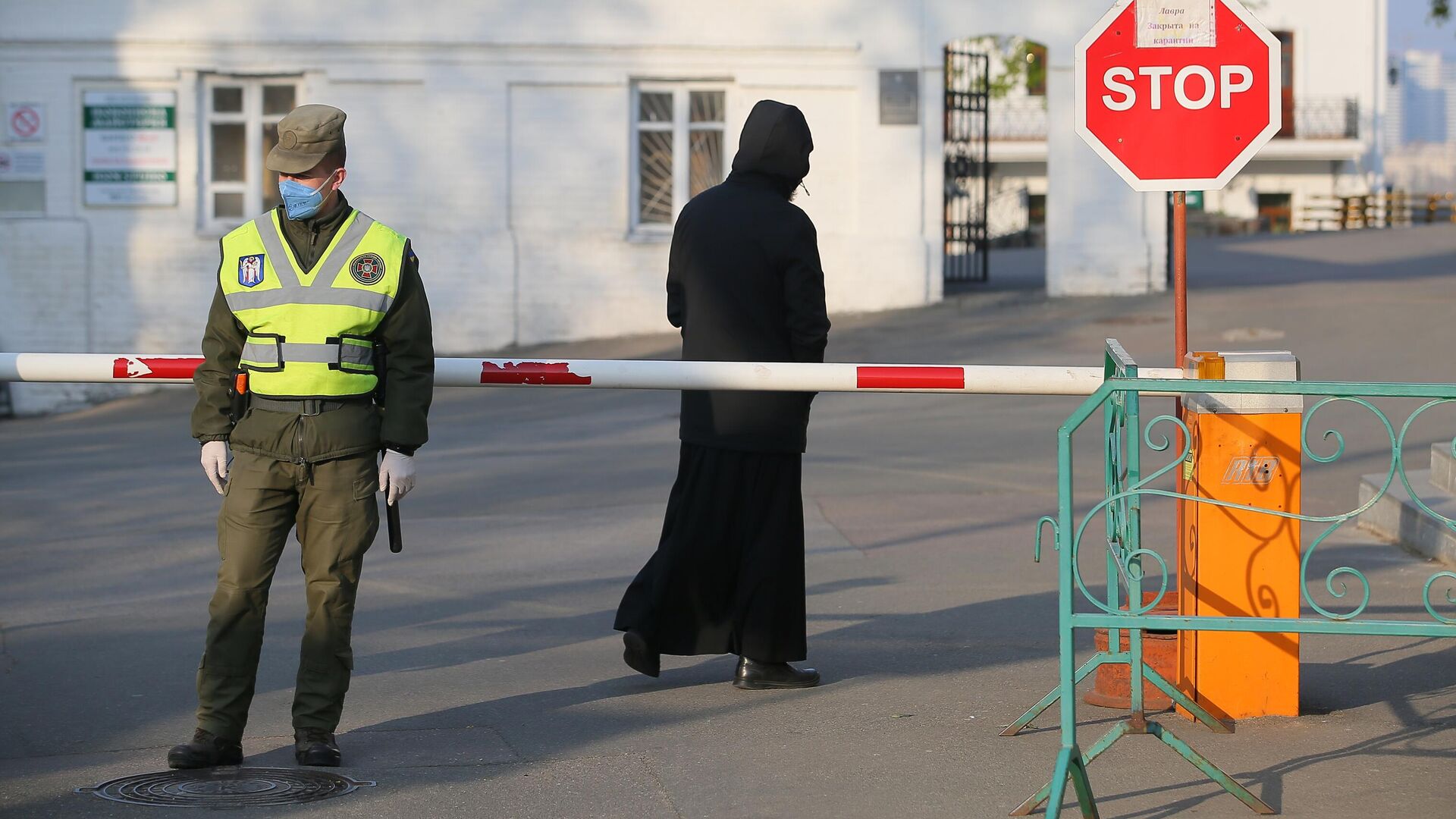 У въезда на территорию Киево-Печерской лавры У въезда на территорию Киево-Печерской лавры - РИА Новости, 1920, 06.04.2025