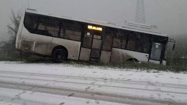 В Севастополе рейсовый автобус ушел в кювет с заснеженной 