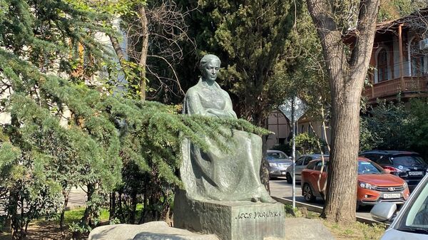 Памятник украинской писательнице Лесе Украинке