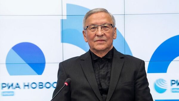Дирижер Севастопольского государственного симфонического оркестра, заслуженный деятель искусств Украины и России Владимир Ким Дирижер Севастопольского государственного симфонического оркестра, заслуженный деятель искусств Украины и России Владимир Ким