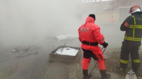 Машина с пассажирами провалилась в яму с кипятком в Петербурге 