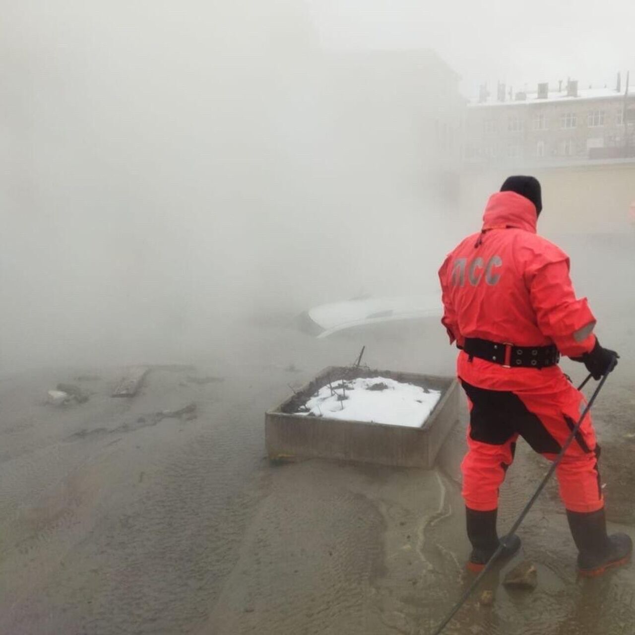 Машина провалилась в яму с кипятком в Петербурге – четверо пострадавших -  РИА Новости Крым, 05.04.2023