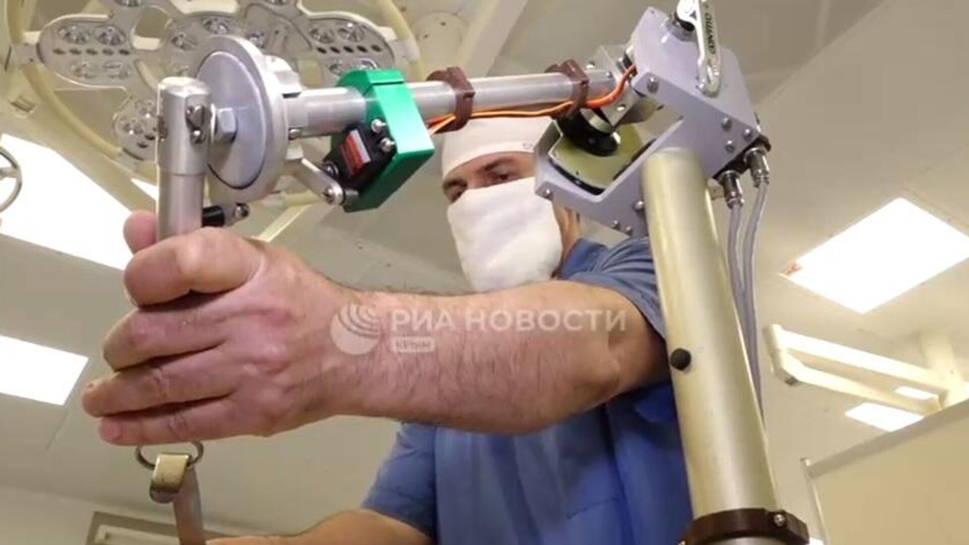 В Крыму создали робота – помощника хирурга при операциях на щитовидке - РИА Новости, 1920, 05.04.2023