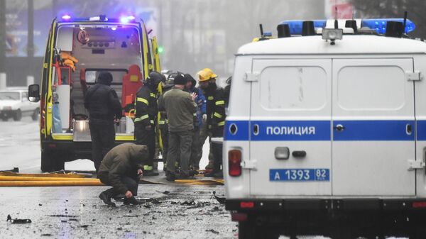 Сотрудники экстренных служб на месте взрыва автомобиля в Мелитополе