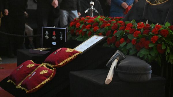 Награды у гроба на церемонии прощания с военкором Владленом Татарским