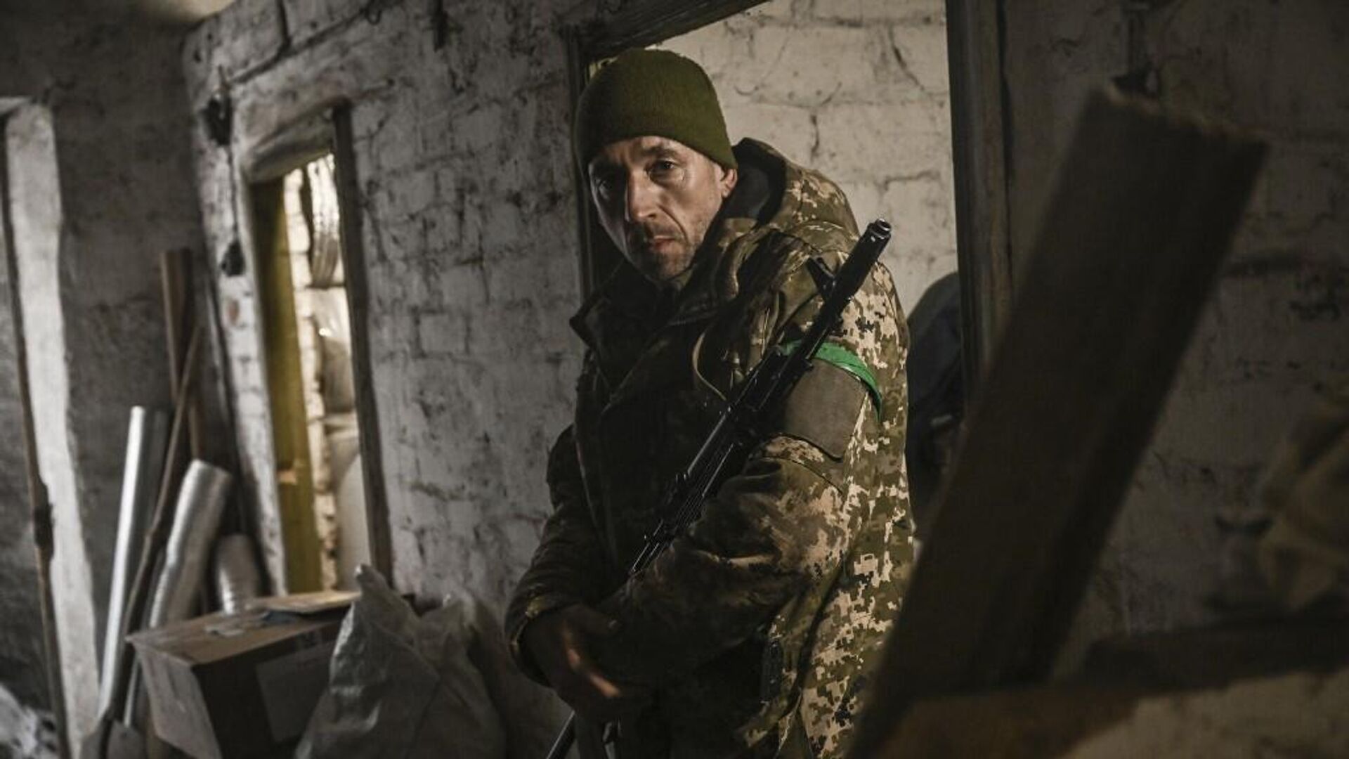Украинский военнослужащий стоит в подвале убежища недалеко от Артемовска - РИА Новости, 1920, 09.04.2023