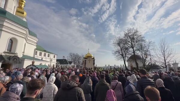 Прихожане УПЦ из Киево-Печерской лавры  вынуждены молиться на улице в Вербное воскресенье. Скриншот видео