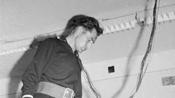 Советский космонавт Герман Титов во время подготовки к космическому полету. Тренировка на вибрационном столе, 1961 год
