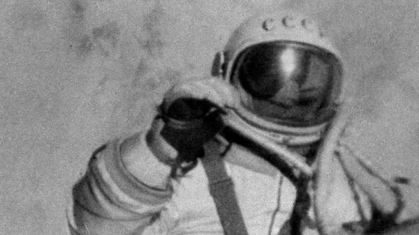 Космонавт Алексей Леонов в открытом космосе