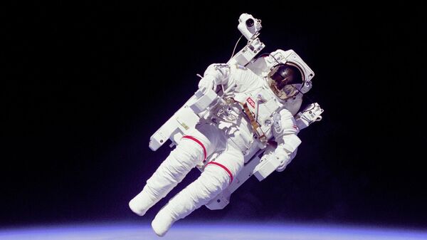 Астронавт Брюс Маккэндлесс совершает выход в открытый космос с использованием MMU 