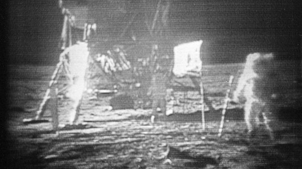 Американский астронавт Нил Армстронг во время хождения по Луне