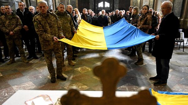 Украинский флаг на богослужении в церкви во Львове