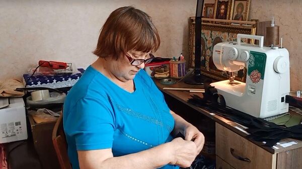Пенсионерка в Севастополе шьет пятиточечники бойцам