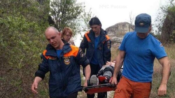 Спасатели эвакуируют пострадавшую женщину со скалы Сфинксы в Бахчисарайском районе Крыма
