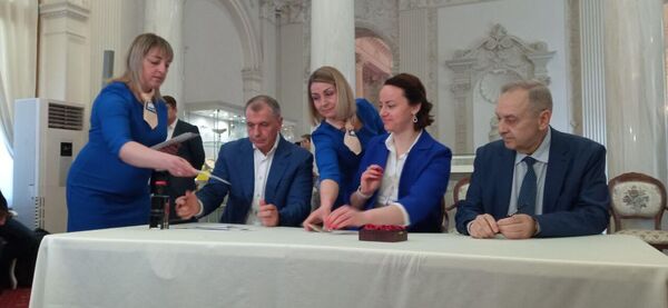 В Ялте погасили почтовую марку к 240-летию вхождения Крыма, Тамани и Кубани в Россию