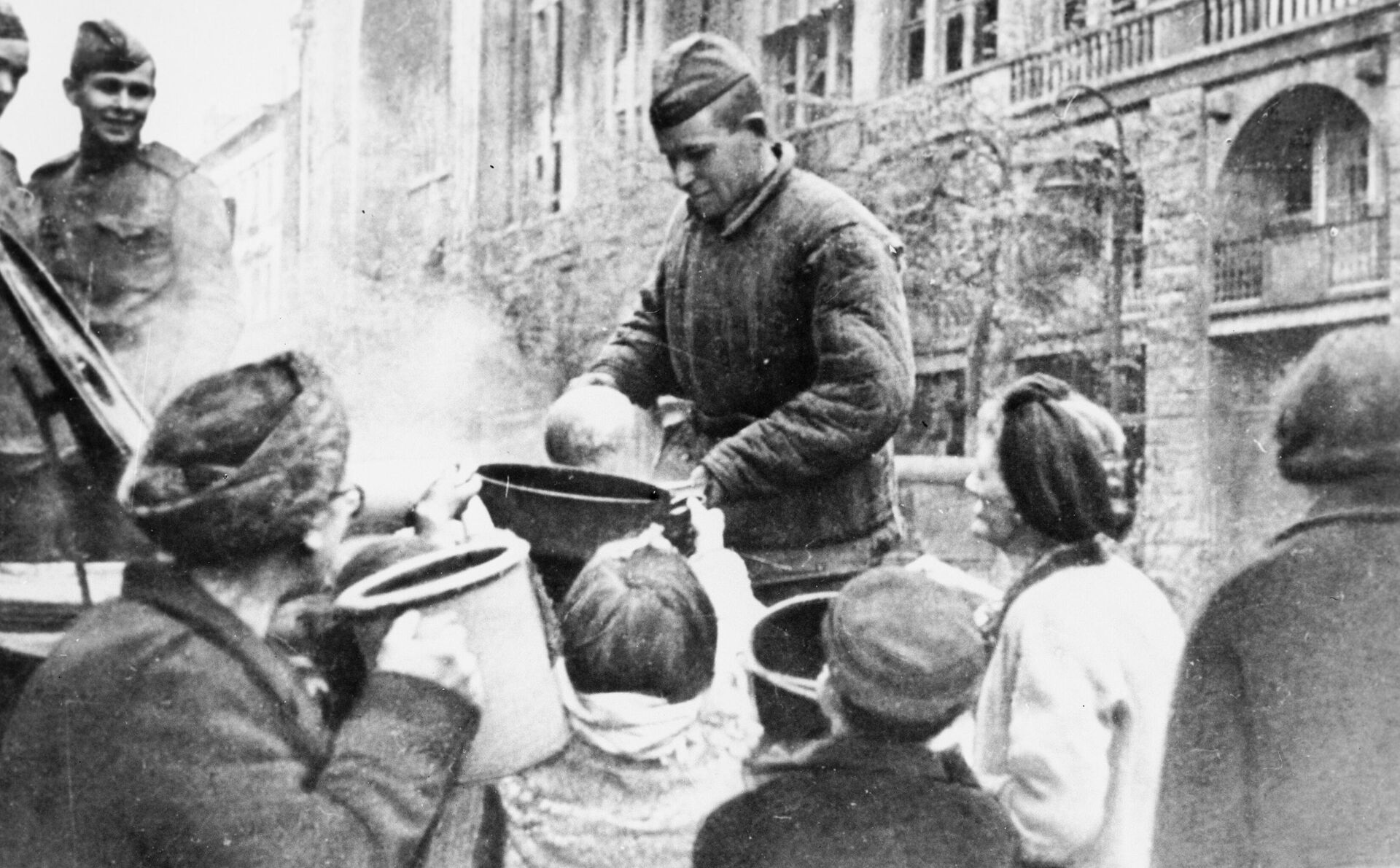 Советские солдаты раздают пищу жителям Берлина.  - РИА Новости, 1920, 18.04.2023