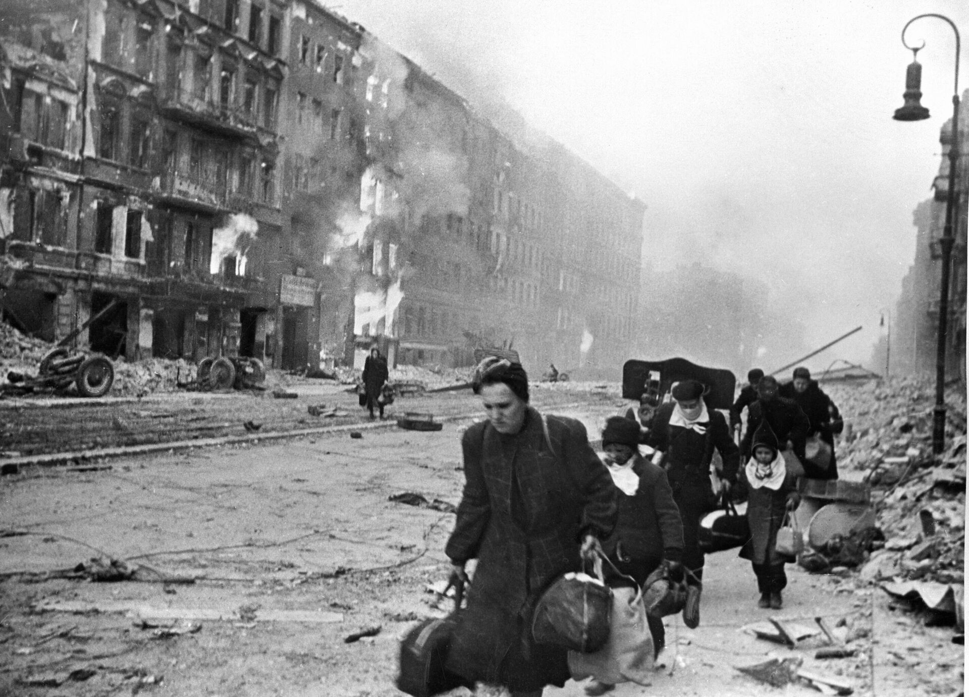 Немецкие жители возвращаются в Берлин после победы советских войск.
 - РИА Новости, 1920, 18.04.2023