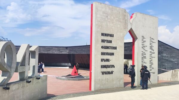 На месте бывшего концлагеря в совхозе Красный в Крыму почтили память замученных фашистами советских граждан