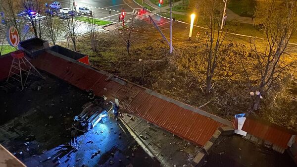 В Белгороде взрывом автомобиль закинуло на крышу магазина