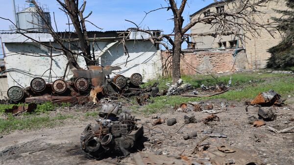 Остатки разбитой и сожженной бронетехники на улице в Артемовске